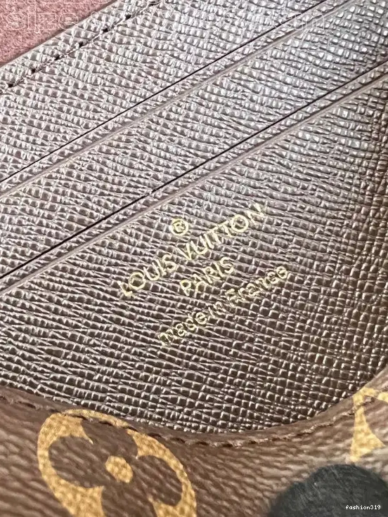 On Lily Chain Wallet LOUIS VUITTON 0429